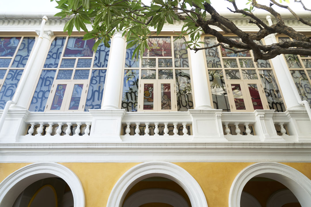 Fittingly, the exhibition is installed in the Silpakorn University Art Centre– an Italianate building that used to be part of the Tha Phra Palace– itself a legacy of a history of cultural exchange between Thailand and the West, and a postcolonial, cross-cultural ‘double vision’ which Natee negotiates through his work.